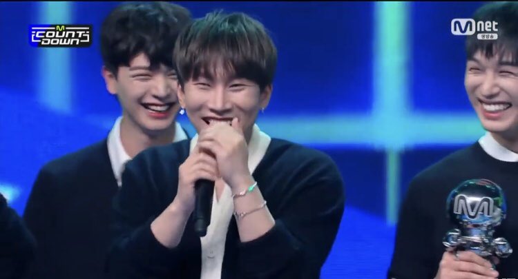 keitadj3's tweet photo. #BTOB  Mカ1位

1位スピーチでSTAYCのRun2Uを歌い、STAYCから感謝されるリーダー兼メインボーカルのウングァンさん、最高だった。しかし歌詞を間違えてしまう
https://t.co/pbzvA7IzWJ
#TheSong2ndWin https://t.co/cbJKb5NEVB