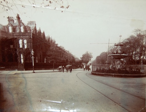 Hull_Museums's tweet photo. Princes Avenue, Hull, c.1890.
The fountain in the photo was located opposite the entrance to Pearson Park on the right. The elegant houses on the left overlook the Park. #OldHull #ThrowbackThursday https://t.co/AipUuVvCQe