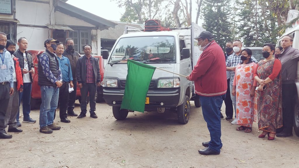 CBCShillong's tweet photo. Pre-publicity activities carried out in #Umsning ahead of @ROBShillong's Small ICOP on Azadi Ka Amrit Mahotsav & #COVID Appropriate Behaviour
The Publicity van was flagged off by Shri Raja Brahma, MCS, Block Development Officer, Umsning, Ri Bhoi District
@BOC_MIB @PIBShillong https://t.co/GhlKIrBORO
