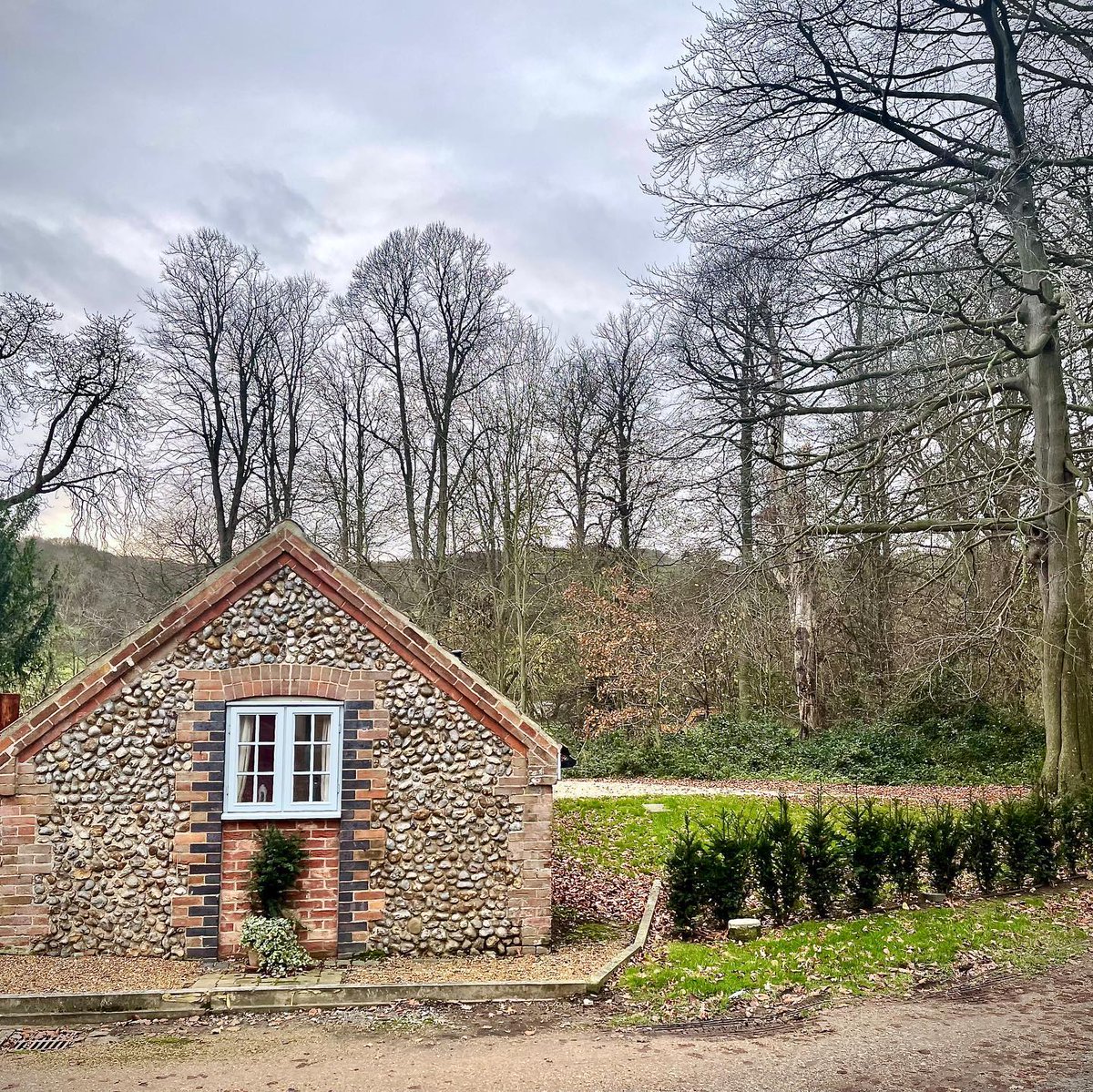 Welcome to The Wood Shed on Bayfield Estate🌿 
The Wood Shed is set deep in the stunning grounds of Bayfield Estate, away from the world in a completely private location with private parking and courtyard. 
Feel free to contact us on: 01263 741 777 with any questions. 📞