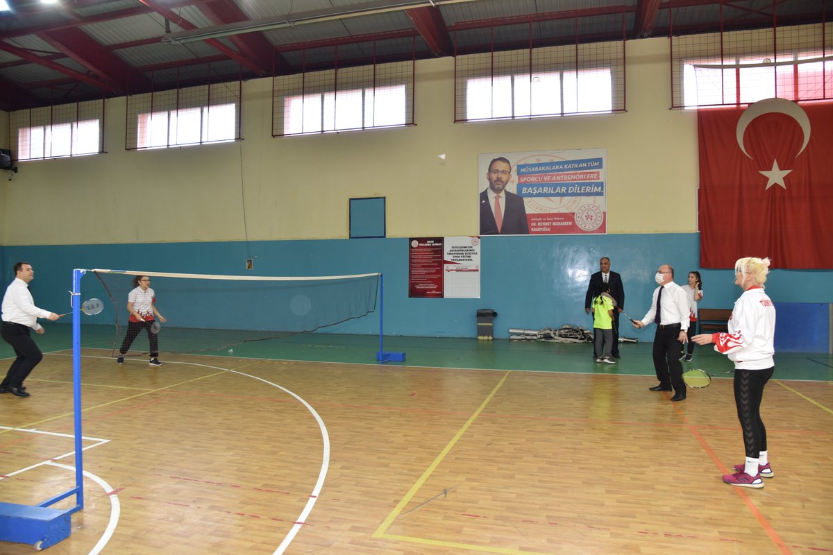 Vali Yaşar Karadeniz, Gençlik ve Spor İl Müdürü Yunus Öztürk ile birlikte Manisa Badminton Takımı ile bir araya geldi. Sporcularla sohbet eden <a href="/ValiKaradeniz/">Yaşar Karadeniz</a>, Milli Sporcularımız Ece Uzun, Vildan Aybar ve antrenörleri Aygül Aydoğmuş ile birlikte badminton maçı da yaptı.