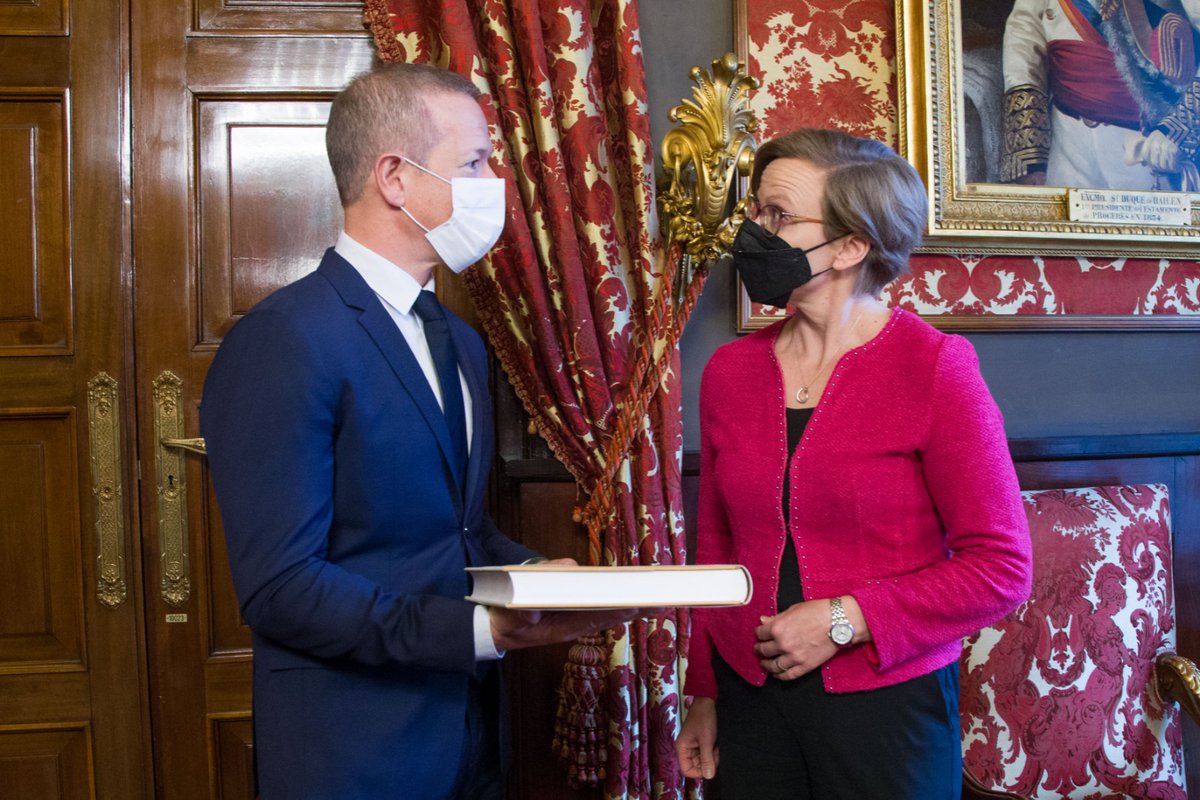 Ander_Gil's tweet photo. 🇪🇦🤝🏼🇫🇮 Hoy he recibido en el @senadoesp la visita de @RautioSari, embajadora de Finlandia en España @EmbFinMadrid. 

Ambos países somos firmes partidarios de garantizar la unidad de acción de la #UE🇪🇺 ante el intolerable ataque de Rusia a Ucrania. 
#DiplomaciaParlamentaria https://t.co/PM2zmIGuBX