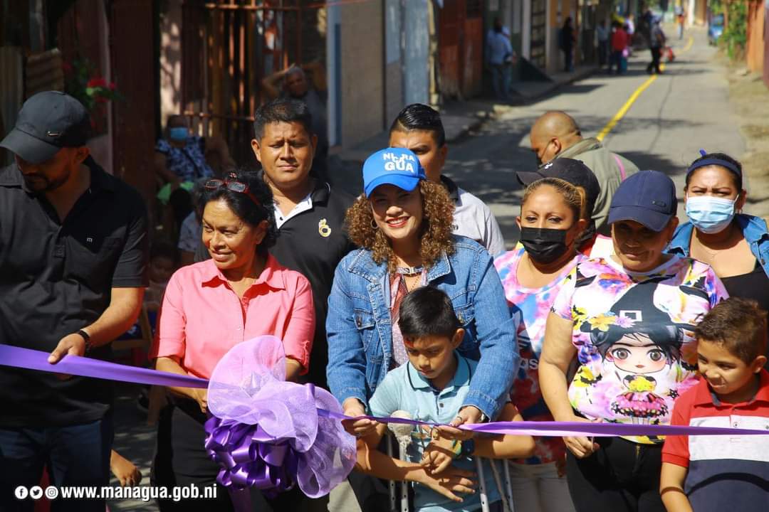 SuenosdeSandino's tweet photo. Esta semana fueron entregadas más deb 8 cuadras nuevas de calles a familias de los barrios Waspan Norte del DVI y Villa Fraternidad del DVII, mejorando la accesibilidad en sus comunidades. 
#Nicaragua https://t.co/OBlplJhNGZ