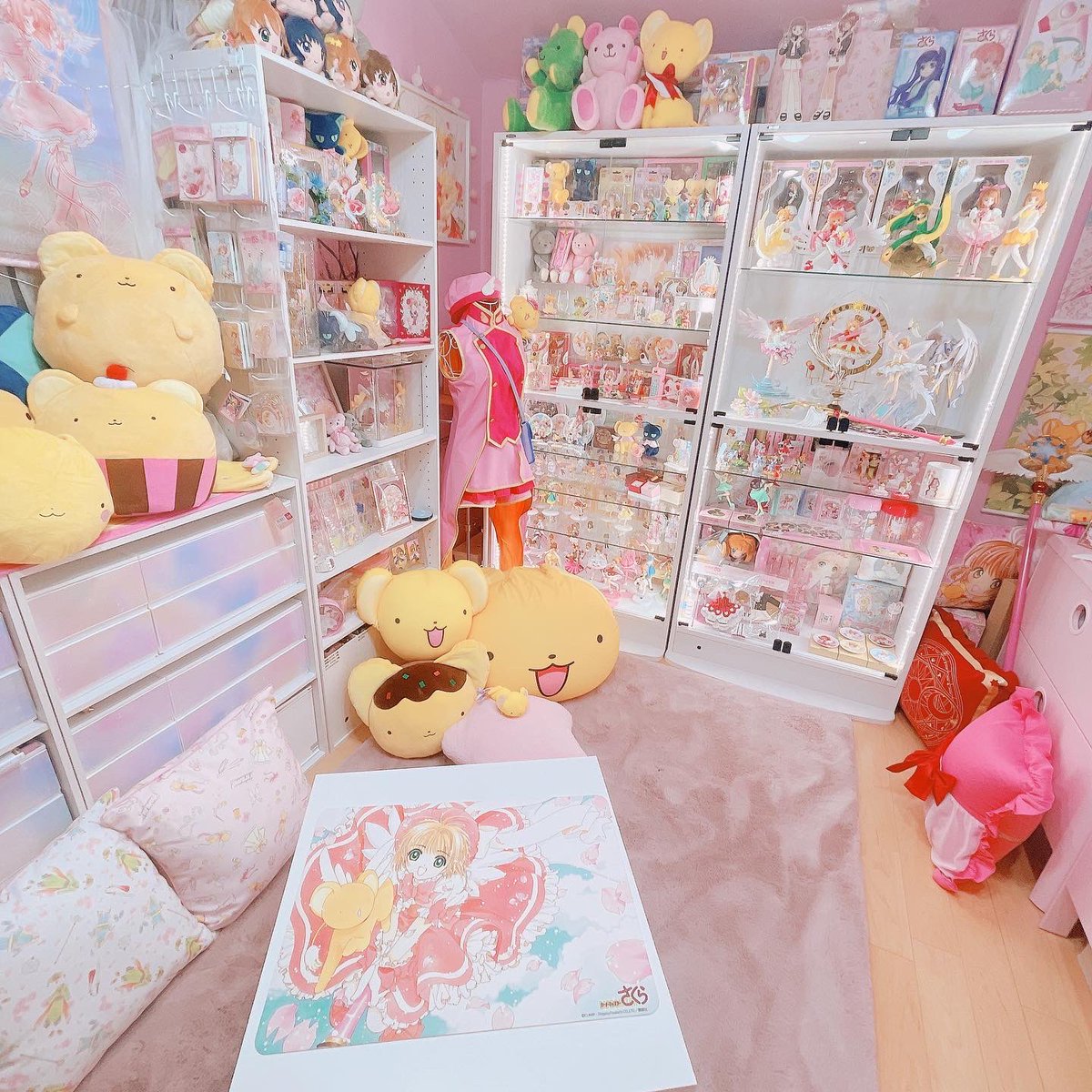 ccuriuris's tweet photo. 大好きなさくらちゃんの専用部屋だいぶ出来上がりましたᙏ̤̫❤︎部屋の寸法や、家具の配置やイメージも計画通りに行きました🥺！
まだまだごちゃついてるけど、んもぅ！！可愛すぎる😭❤️

#カードキャプターさくら部屋
#CLAMP 
#カードキャプターさくら25周年 https://t.co/WYsYtCalTY