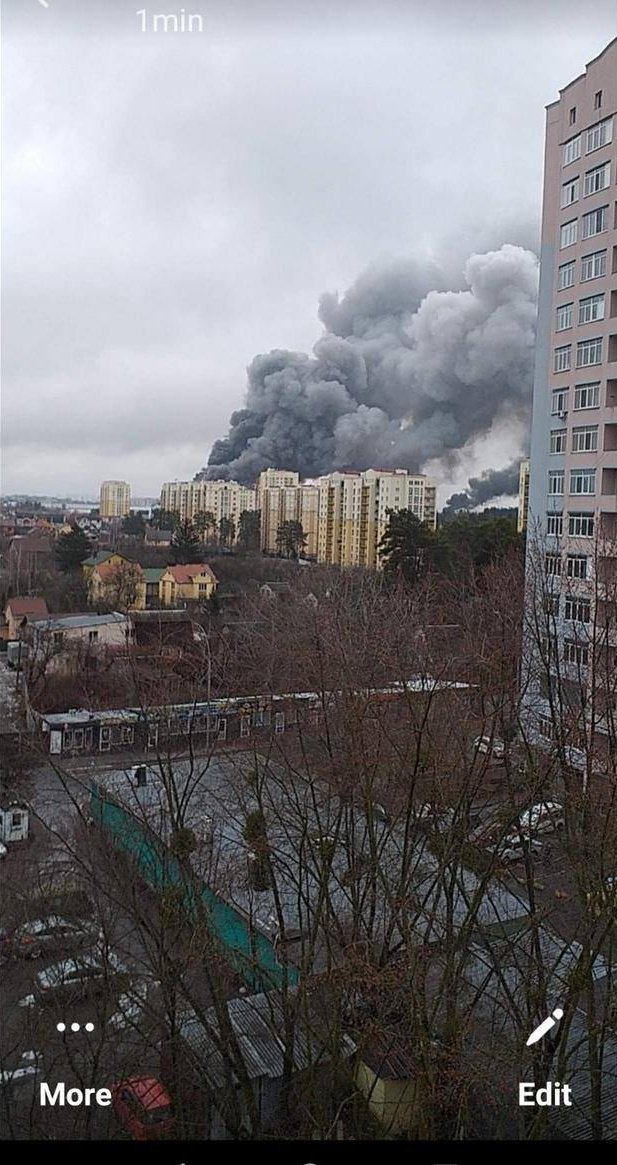 WarNewsPL1's tweet photo. Duży słup dymu w Kijowie. 

Źródło: @Liveuamap https://t.co/O3f9PoNQwD