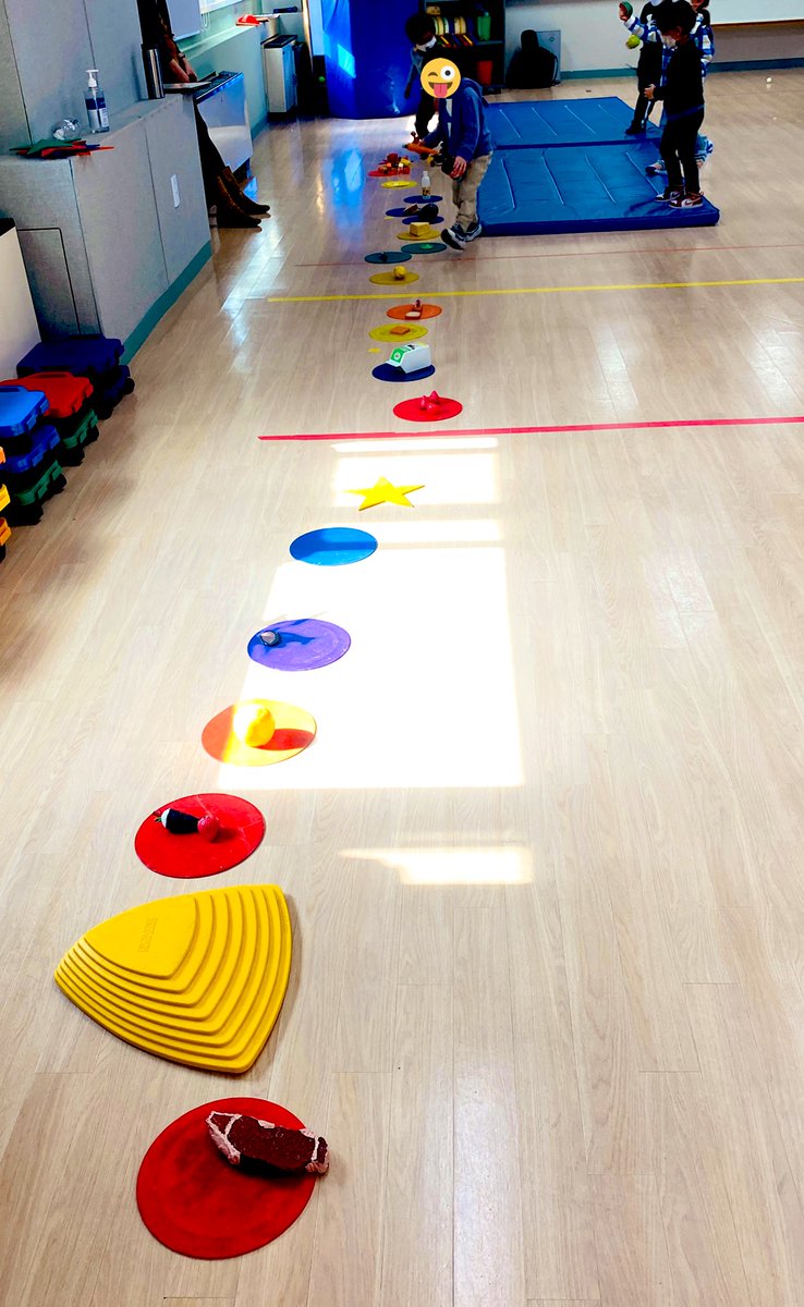 3 bins of toy foods emptied onto the mats in the last ten minutes of class just to see what may happen ⬇️ PreK sorting colors & food groups on the nice pancake path they made 😂 @KIS_SeoulCampus #prek #PE