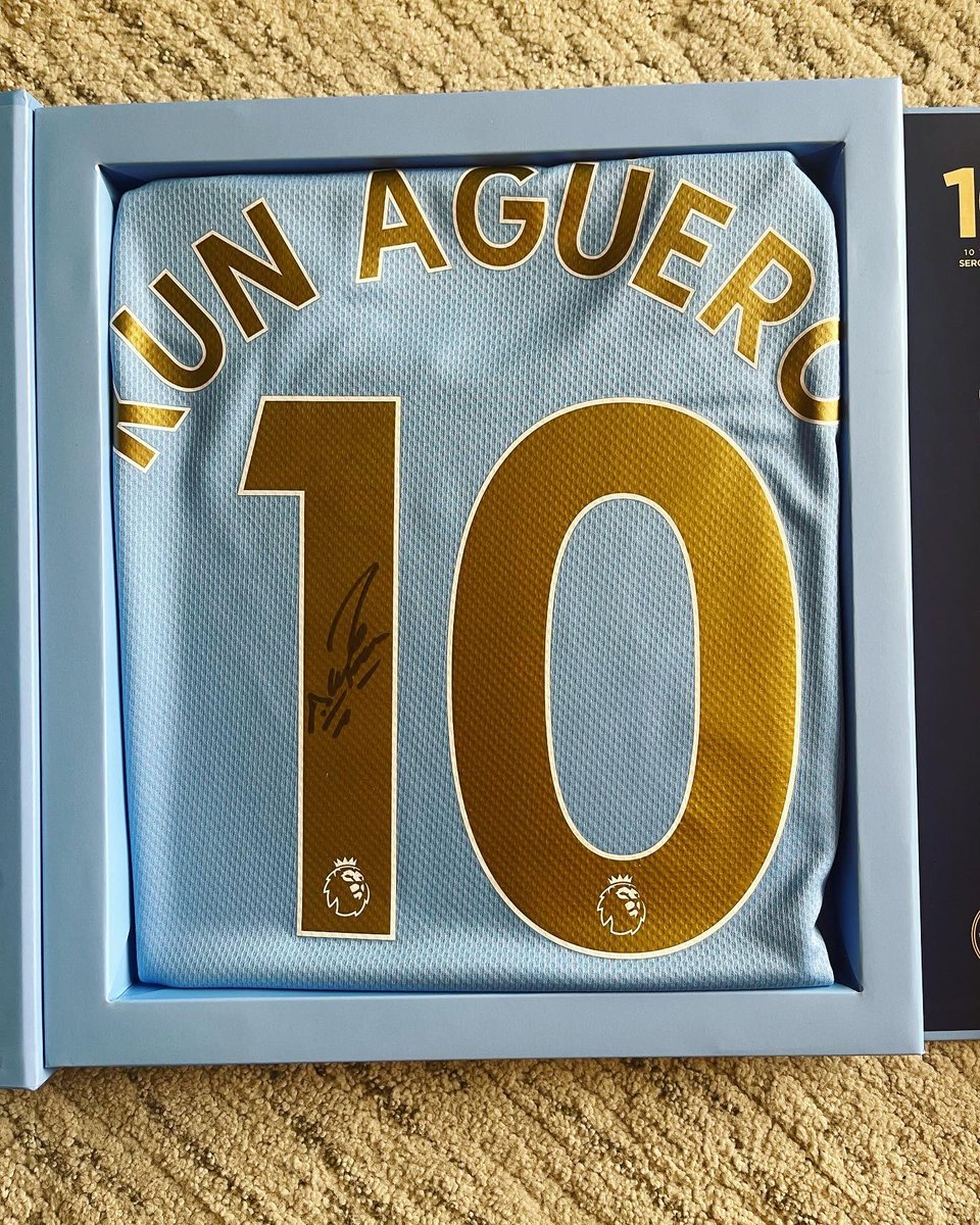 suIltanK's tweet photo. Signed by the legend himself 😍💙 @aguerosergiokun @ManCity https://t.co/UX878Bis89