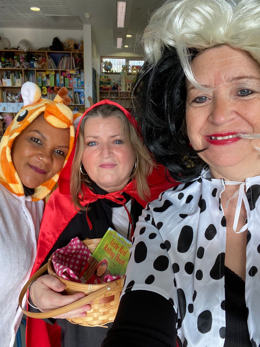 RhodesAvePrim's tweet photo. We’ve loved dressing up today, sharing books and being inspired by authors. https://t.co/Zldso0nb8y