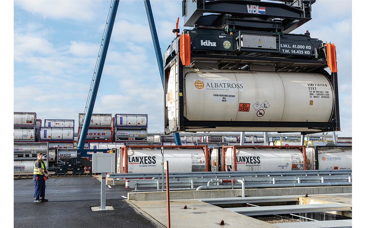 GefahrgutOnline's tweet image. Die Redaktion fokus GEFAHR/GUT hat ihre Übersicht über die #Containerdepots in Deutschland aktualisiert. 106 Betriebe sind auf der Karte eingetragen, die Übersicht listet alle weiteren Angaben auf. #Gefahrgut gefahrgut-online.de/containerdepot…