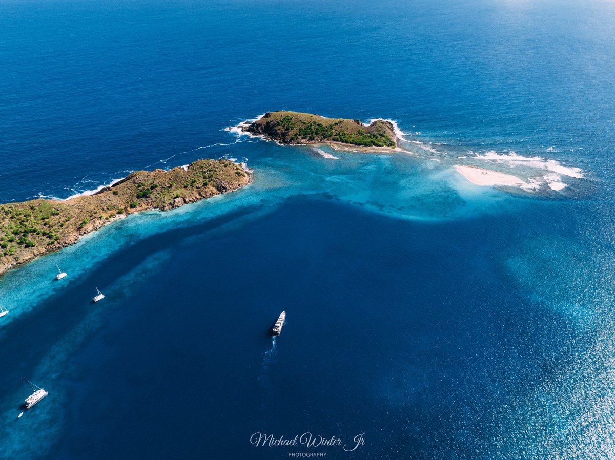 Michael_IcY's tweet photo. Mega yachts, blue waters and Sandy islands. 🇻🇬💙 #Paradise https://t.co/9T2n9LsPmO