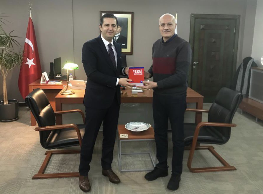 Değerli kardeşim Mahmut Bülent YILDIRIM’ı bugün kampüsümüzde ağırladım.

Vergi Kanunları kitabını takdim etti. Literatüre kazandırdığı bu değerli çalışma için kendisini tebrik ediyor, başarılarının devamını diliyorum. <a href="/Mahmut_BulentY/">Mahmut Bülent Yıldırım</a>