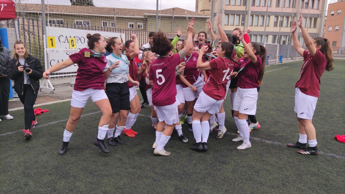 SADUSoficial's tweet photo. #CAU2022 #F11F | 🏆 ¡Campeonas! La @unisevilla se viste de oro en fútbol 11 femenino con un gran partido que han disputado ante @ualdeportes. El marcador 2-1 nos permite saborear la victoria. ¡Felicidades, chicas! 👏 https://t.co/i6RSHQvV9w
