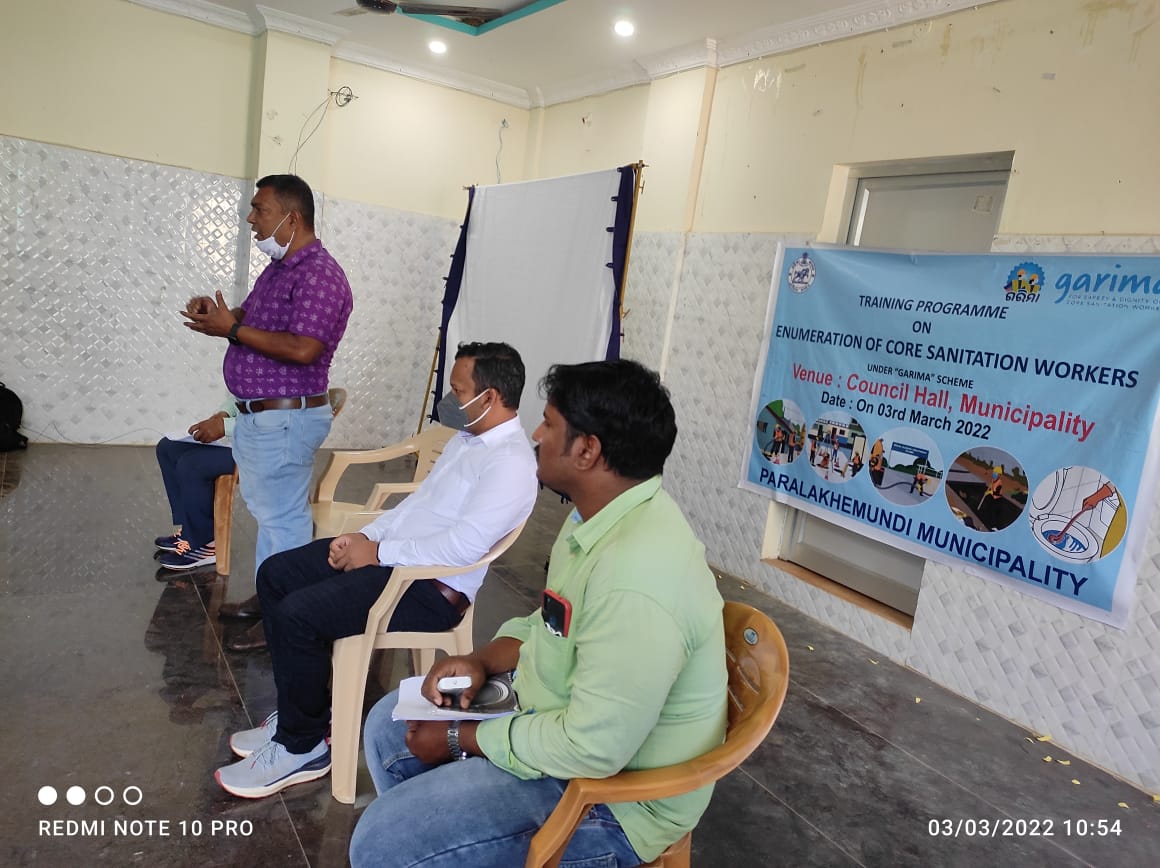 Training of Swachasathis, supervisors and field officers on enumeration of core sanitation workers(CSW) and Emergency Response sanitation Unit(ERSU) under GARIMA was held in Paralakhemundi Municipality. <a href="/DM_Gajapati/">Collector Gajapati</a> <a href="/HUDDeptOdisha/">H & UD Dept</a>