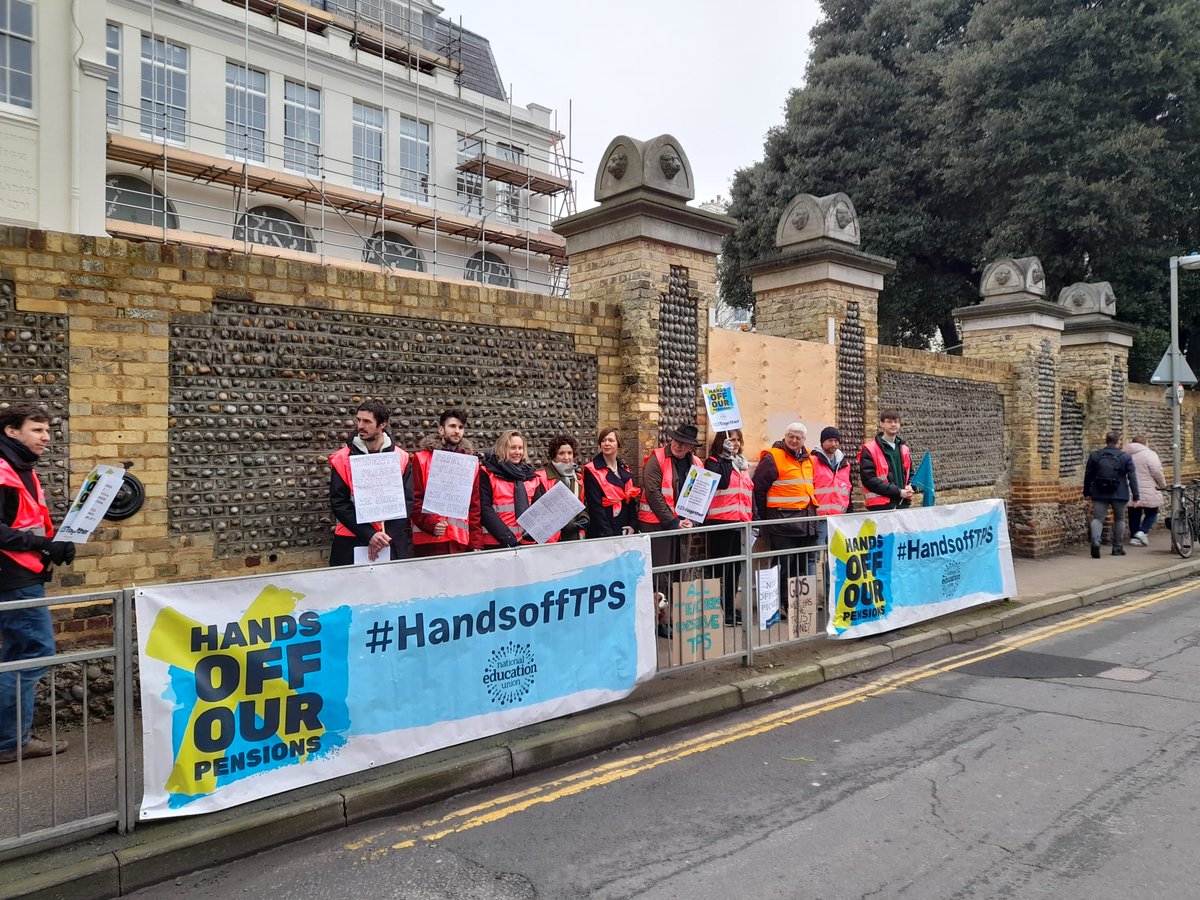 SouthEastNEU's tweet photo. Brighton Girls GDST still strong after 6 days of action to defend their pension #gdst #23Together #NEUIndiesector #HandsOffTPS https://t.co/trmNryxqs3