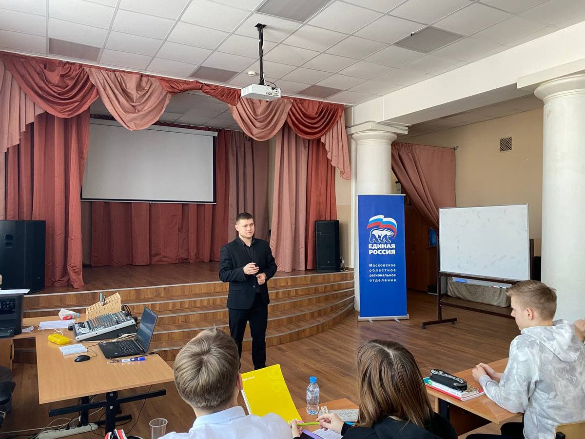 zhukovskyer's tweet photo. Партийцы и сторонники м��стного отделения партии «Единая Россия» провели открытый урок - лекцию для учеников 10-11 классов на тему «Вред и последствия наркомании».

Лекция, приуроченная ко Дню борьбы с наркобизнесом, прошла в городской школе № 8 в рамках… https://t.co/4UL3gJScAM https://t.co/eVkeWhM3Ic