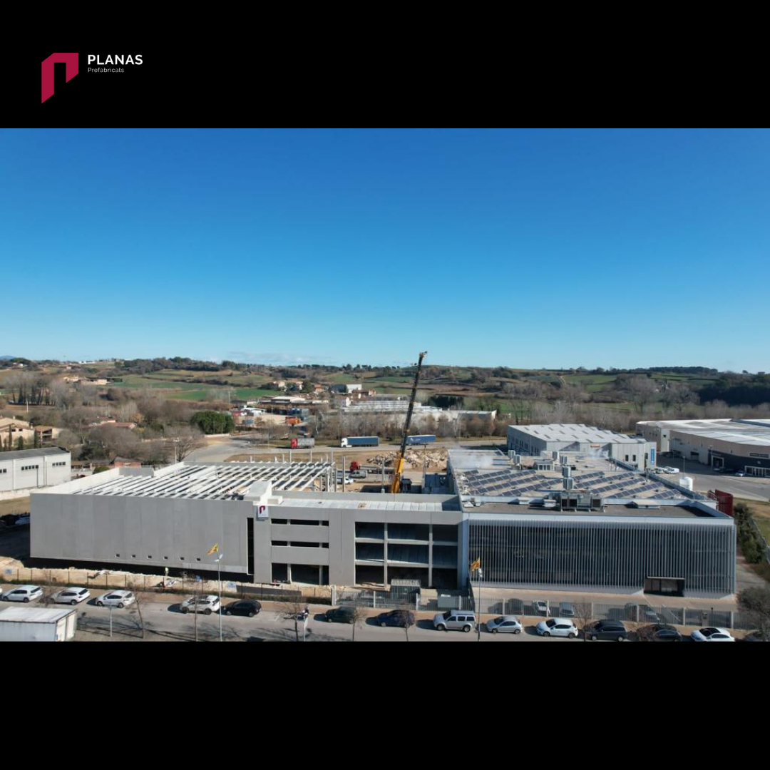 pref_planas's tweet photo. 🔨S’ha finalitzat el muntatge de la nova planta de processats de proteïnes deshidratades per l’empresa ROYAL PROTEIN a Porqueres.

Aquest nou edifici és una ampliació de 3.084 m2 en planta i 828 m2 per a oficines, tot completament prefabricat. https://t.co/Fi2uvBWcFg