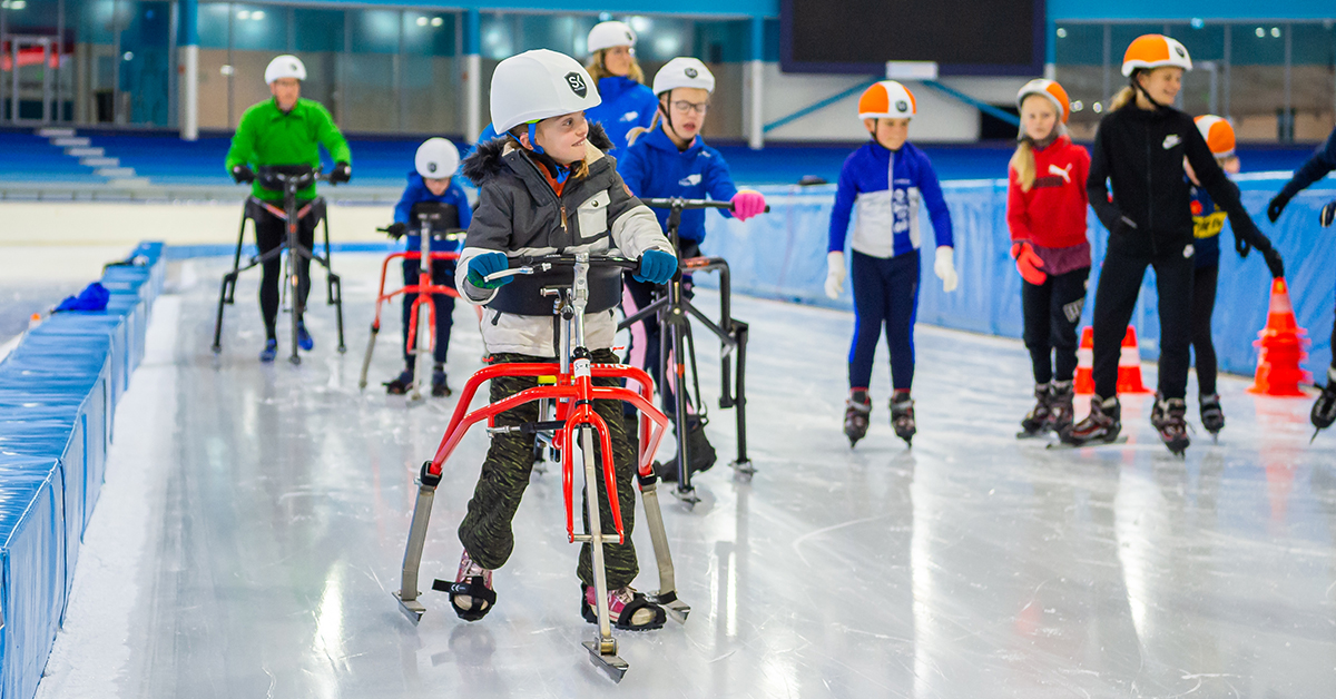 gehandicaptkind's tweet photo. Tot op heden is schaatsen geen paralympische sport. Dus ook tijdens de Paralympische Winterspelen van 2022, die vandaag starten, zal er geen schaatswedstrijden te zien zijn.  Is het dan niet mogelijk? Wij denken van wel, met de komst van de nieuwe sport: Frame Schaatsen! [2\2] https://t.co/NtBs34Yg7c