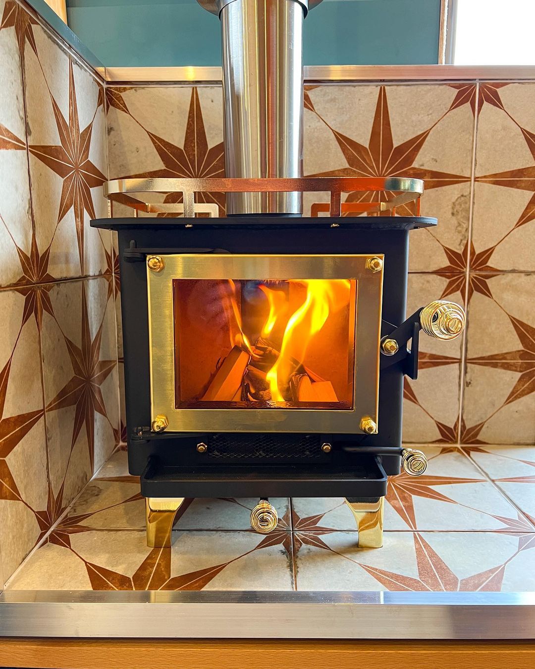 Cubic Mini Wood Stoves🔥 on X: @camperdreamin They wanted a big kitchen, a  garage to fit their gear, a comfy lounging space, a full sized double bed.  And of course, our favorite