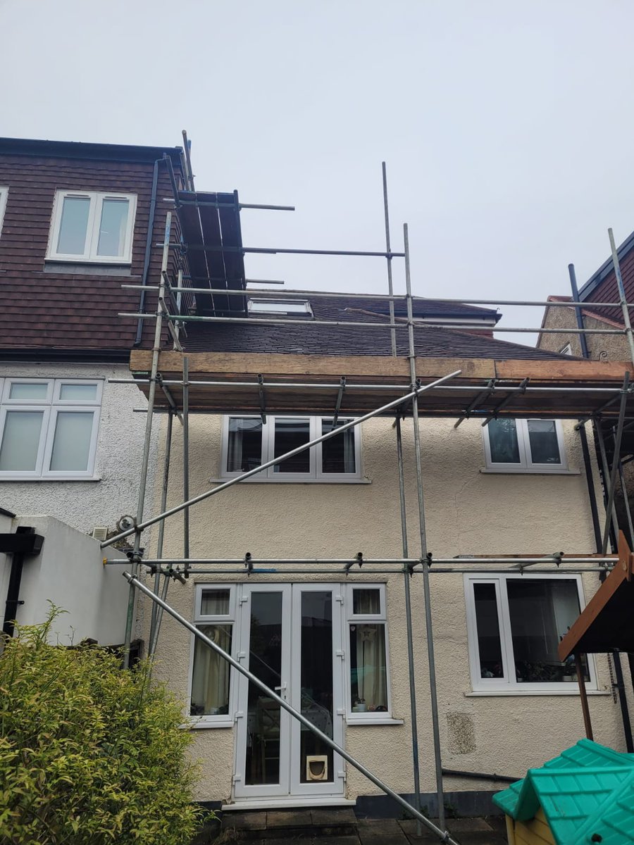Great day in the office 👷‍♂️👷‍♂️🆙🙌 #fbsscaffolders #residential #scaffolding #teddington