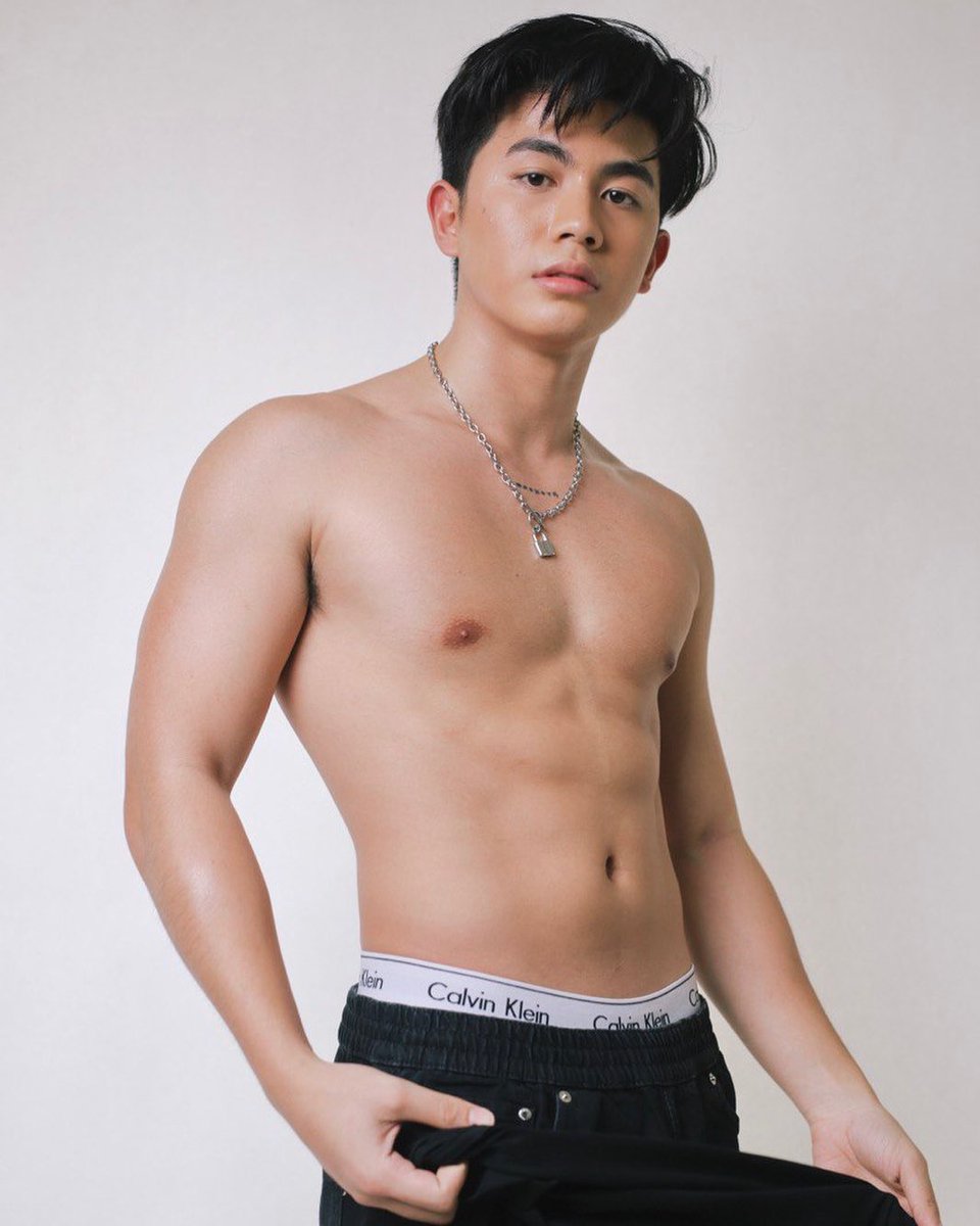 I dont usually go for younger boys… but DAMN! He's looking fine as f*ck.