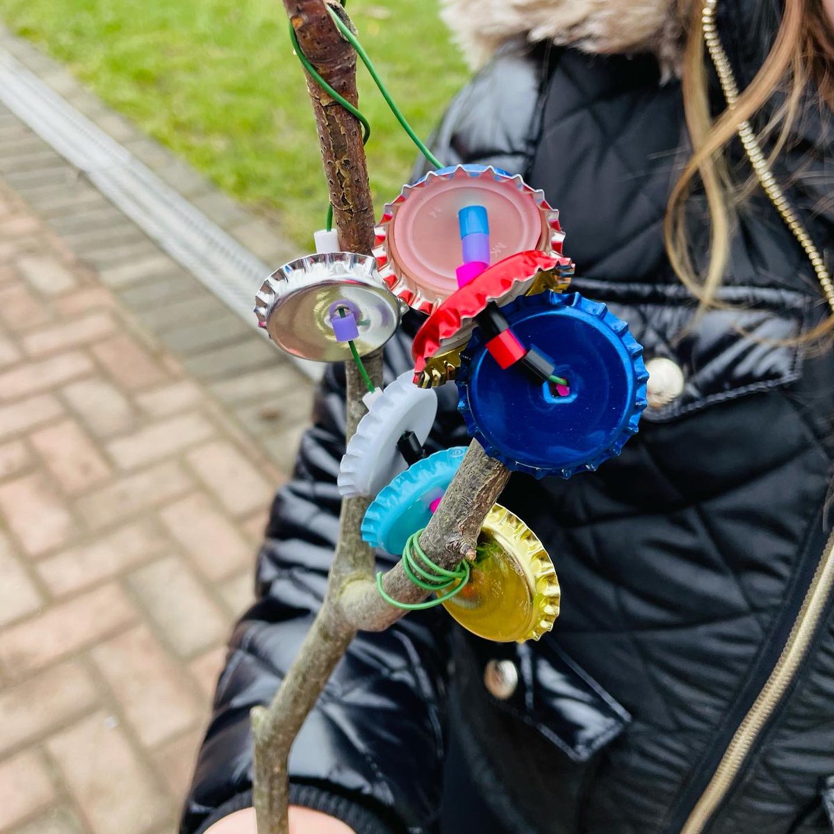 Y2 <a href="/simonsideschool/">Simonside Primary</a> are learning all about Africa in geography so today we made Sistrums…a percussion instrument from Egypt. Sistrum translates into ‘that which is being shaken’ and they are used during religious ceremonies. #scouted_outdoor_learning #creativity