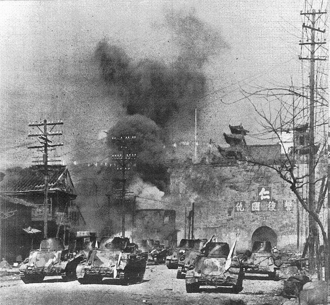進撃中の日本軍機甲部隊(TK車)。
味方識別用か何かで結構国旗を揚げてる写真見るけれど、どうやら中国的には非常に印象に残るものらしく、抗日映画とかドラマの日本戦車は日章旗掲げてる印象が強い。 