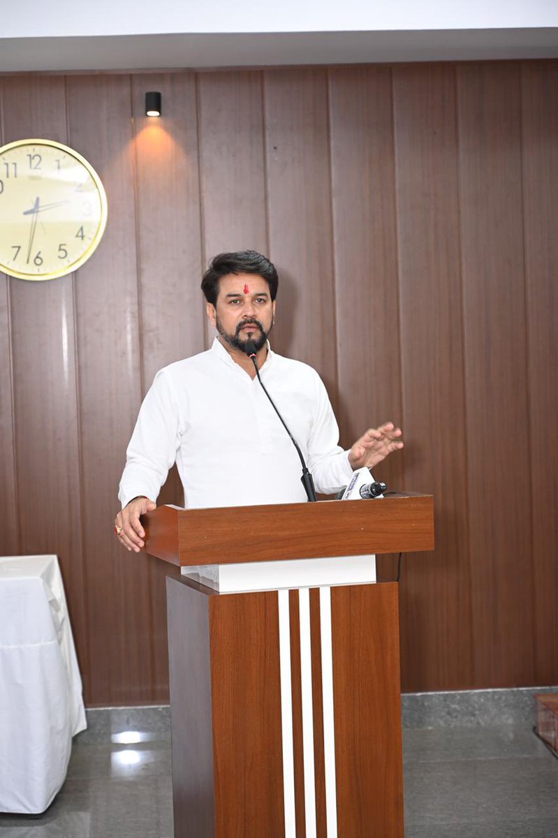 Anurag_Office's tweet photo. श्री @ianuragthakur ने अतुलानंद कॉलेज, काशी में आयोजित युवा सम्मेलन में युवाओं को सम्बोधित कर उन्हें अपने मताधिकार का सही उपयोग कर उत्तर प्रदेश को नई ऊँचाइयों पर ले जाने जाने में सहयोगी बनने की अपील की। https://t.co/WB8CwkYK3e