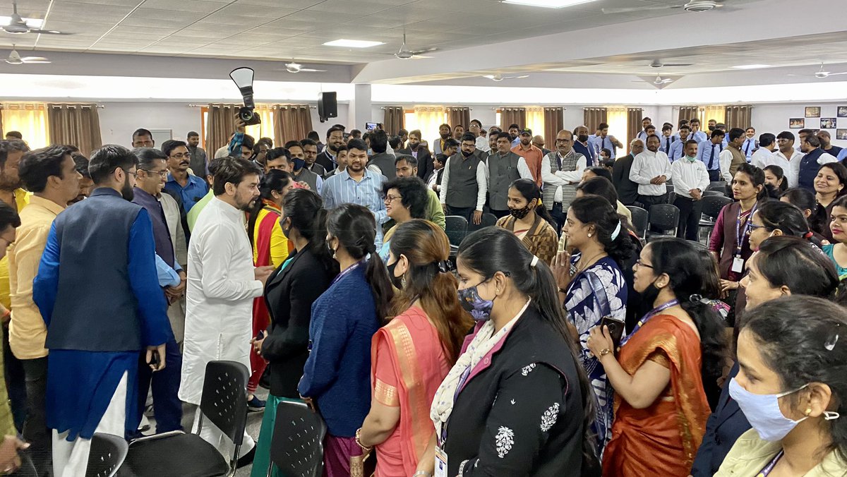 Anurag_Office's tweet photo. श्री @ianuragthakur ने अतुलानंद कॉलेज, काशी में आयोजित युवा सम्मेलन में युवाओं को सम्बोधित कर उन्हें अपने मताधिकार का सही उपयोग कर उत्तर प्रदेश को नई ऊँचाइयों पर ले जाने जाने में सहयोगी बनने की अपील की। https://t.co/WB8CwkYK3e