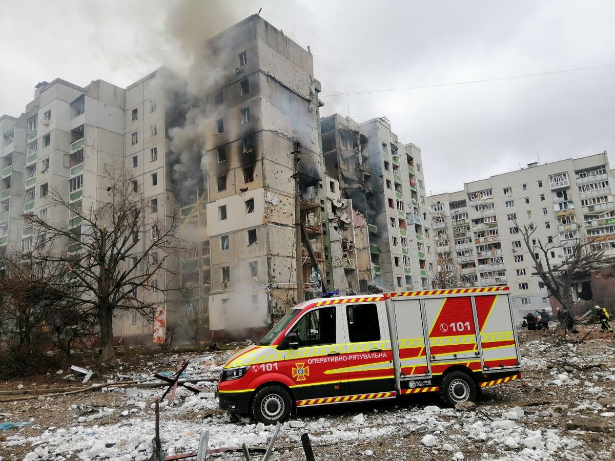 KyivIndependent's tweet photo. ⚡️Russian forces strike at residential buildings in central Chernihiv.

According to the Northern Territorial Defense Forces, there is no military infrastructure in the nearby area, only several schools, kindergartens, and a hospital.

Photo: Northern Territorial Defense Forces. https://t.co/Dm8edPWwlA