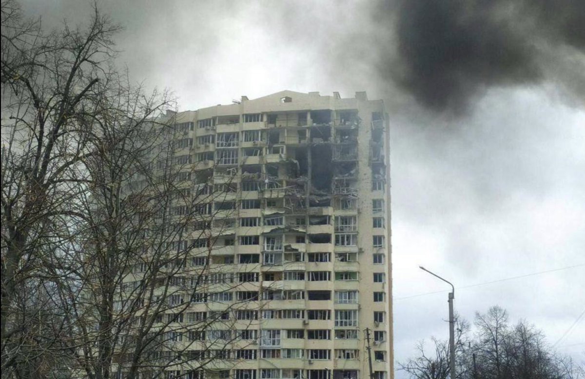 Ракетный удар по чернигову. Чернигов разрушения. Разрушение жилых домов в Украине. Уничтоженный многоэтажный жилой дом.