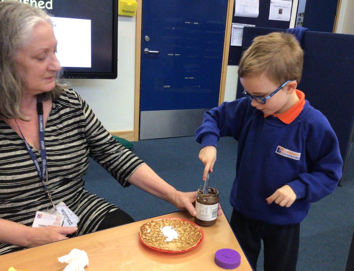Look at these chidren in Pufferfish flipping and assembling pancakes.  They had a lovely time, and really enjoyed the smells and flavours.  Well done Pufferfish!