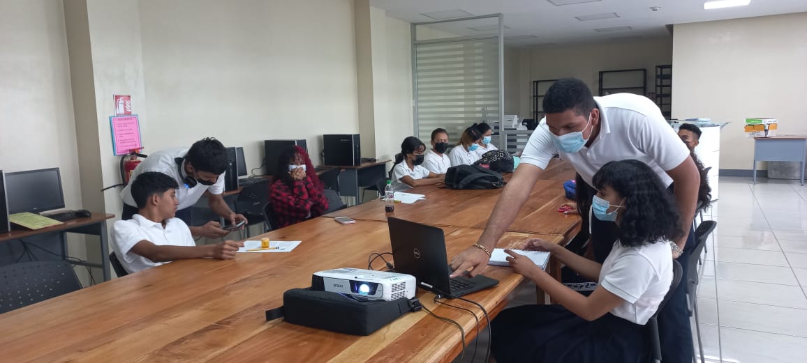 CentroTec_JDMR's tweet photo. Estudiantes de los BachilleratoTécnicos del Centro Tecnológico Juan de Dios Muñoz Reyes participan en el primer ejercicio del Curso de Creación Literaria, como parte de la formación de calidad y gratuita que brinda el INATEC. #SoyTecNicaragua  👩🎒✍👨‍🦰 https://t.co/Ei57mFZRkd