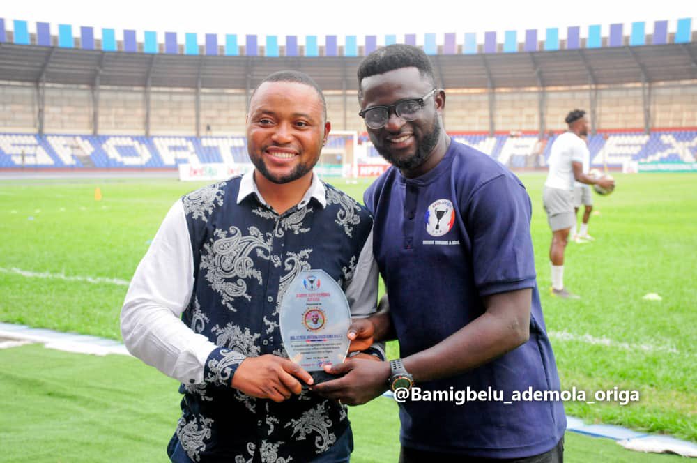 theevolutioncup's tweet photo. Evolution Cup honored Tunde Shamsudeen for his consistent delivery of a top notch preseason tournament @TJOGoldCup , which is the first ever in Nigeria. 

Congrats @ipoola2013 
#EvolutionCup22 #NLOPreseason #Sportflames https://t.co/IOSjPl7uTW