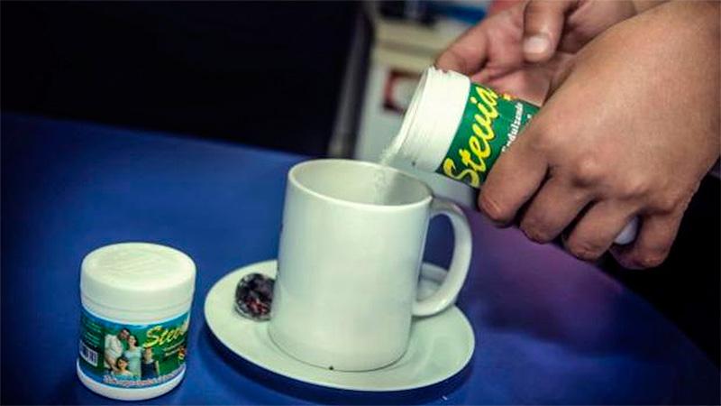 LaGacetaTucuman's tweet photo. Amat prohibió dos edulcorantes stevia y una marca de palitos salados https://t.co/Rln6zuMWNi https://t.co/vUE6gy5PnK