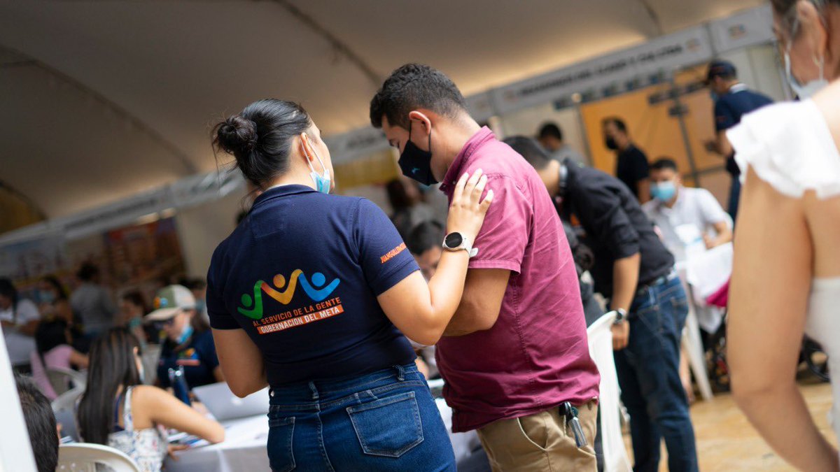 MarthaSerranoGa's tweet photo. La disciplina, el compromiso y el amor al servicio de la gente, son los invaluables valores que tienen nuestros funcionarios de la Secretaría de Vivienda del Meta.

¡Gracias a ellos seguimos construyendo los sueños de los llaneros!

#vivienda #trabajoenequipo #amigos #esfuerzo https://t.co/1I9RfBEj8D