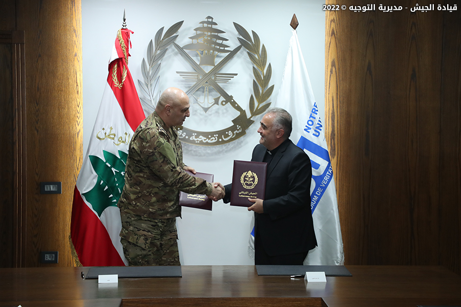 LebarmyOfficial's tweet photo. تم قبل ظهر اليوم في قيادة الجيش – اليرزة توقيع اتفاقية تعاون بين #الجيش_اللبناني وجامعة سيدة اللويزة (NDU). وقع الاتفاقية عن الجانب اللبناني قائد الجيش العماد جوزاف عون وعن الجامعة رئيسها الأب بشارة الخوري بحضور عدد من الضباط ووفد من إدارة الجامعة.
https://t.co/vHZUT6BREE https://t.co/COSH7uyR5m
