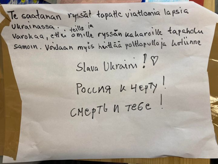 deepsami's tweet photo. Tässä lappu, joka laitettiin oveen, josta kulkee päivittäin jopa sata lasta. Hävettää, itkettää, vituttaa. https://t.co/5n9hAxf7OZ