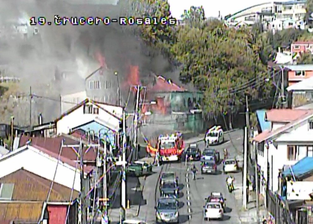 TTILosLagos's tweet photo. 🔴⚠️ ATENCIÓN #PuertoMontt: incendio de vivienda en calle Crucero con Trigal. Una pista habilitada con precaución, trabajando unidades de emergencia. https://t.co/xax85FE7pr