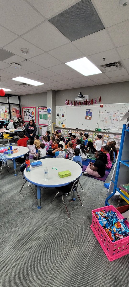 betweengigs23's tweet photo. @JonesAcademy1 principal @tooskie came to read today!📚 The kiddos were super excited to have a guest reader!! @Ms_YadiPedroza #readinggivesyousuperpowers #readingisfun #readingisanadventure https://t.co/QWI7NSotpl