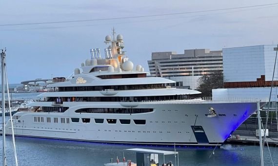 🚨 El superyate ruso Dilbar, habitual del Port de Barcelona, decomisado por la guerra en #Ucrania

El buque tiene un valor de 600 millones de dólares y cuenta una piscina gigantesca, helipuertos y 12 'suites' para 24 pasajeros