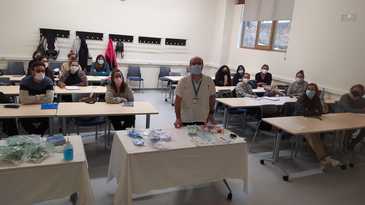 joseblancovalle's tweet photo. Acercando las #terapiasrespiratorias y los cuidados de enfermeria sobre #oxigenoterapia #inhaladores #ventilaciónmecánica #traqueos en el máster de enfermería geriátrica @EuiSantPau. Gracias por la invitación. Clase intensa pero bien aprovechada!
Alumnas y enfermeras 🔝🔝 https://t.co/a7BOgjqMi9