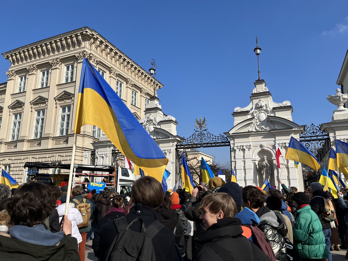 UniWarszawski's tweet photo. Fotorelacja z marszu wsparcia dla Ukrainy. Tak było dziś na Krakowskim Przedmieściu w Warszawie.
#StopWarInUkraine #SupportUkraine https://t.co/jQONx6QGbL