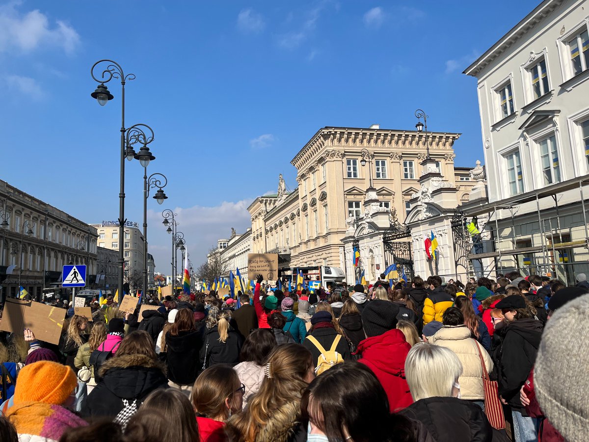 UniWarszawski's tweet photo. Fotorelacja z marszu wsparcia dla Ukrainy. Tak było dziś na Krakowskim Przedmieściu w Warszawie.
#StopWarInUkraine #SupportUkraine https://t.co/jQONx6QGbL