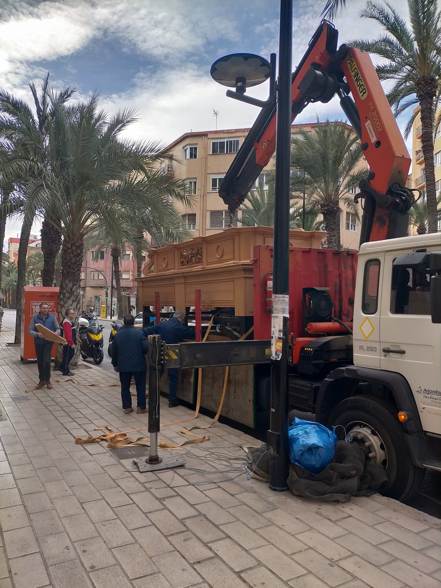 Ya huele a incienso. Ir a una comida con amigos y descubrir por el camino una de las novedades de la <a href="/semanasantaalc/">Semana Santa Alicante</a> me llena de alegría. Los Franciscanos están de estreno. Ecce Homo y Amargura.