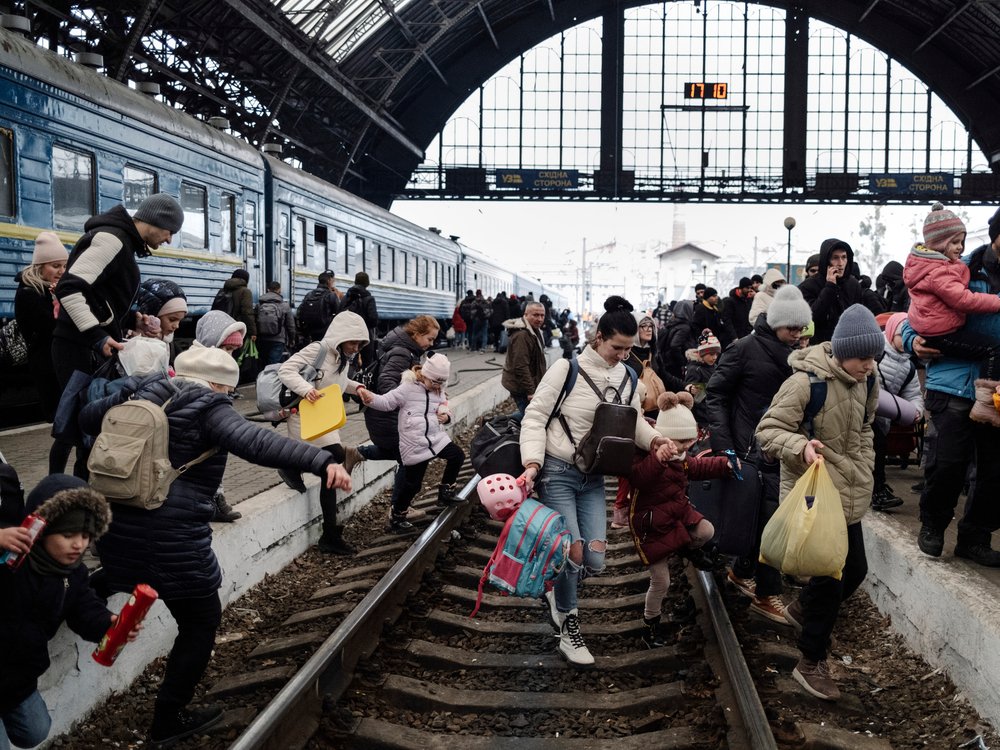 MSF_Espana's tweet photo. 🔴 Nuestros equipos en el este de #Ucrania informan de intensos combates en los últimos días, la situación es grave.

📸 @eminozmen / @MagnumPhotos https://t.co/DZQBOTszCN