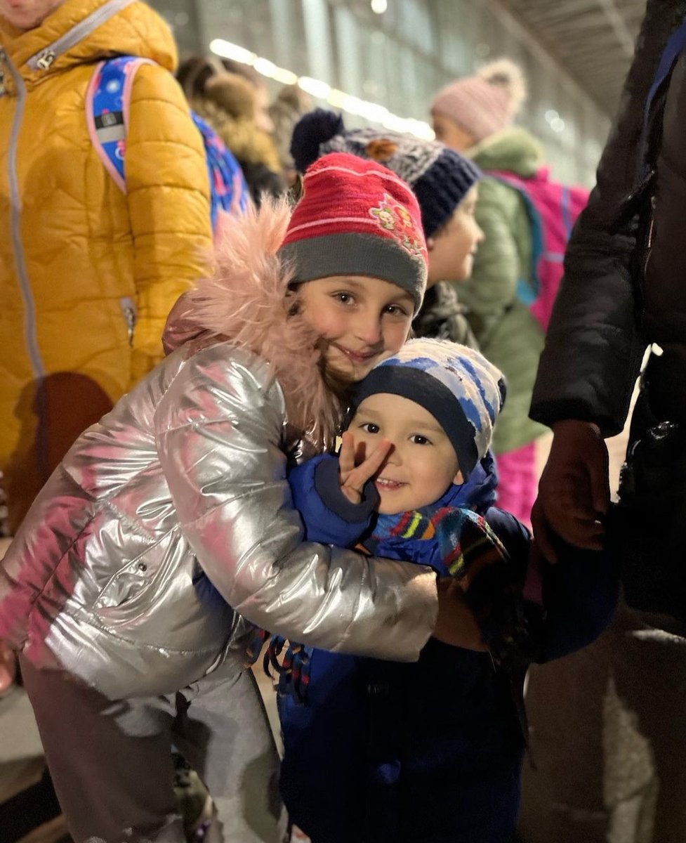 ¡Una buena noticia dentro del caos! 💛💙#SinSoltarLaMano

Después de muchas horas de viaje desde #Ucrania 
Incertidumbre 
Cansancio 
Miedo
Hambre 

Todos los niños, niñas y familias atendidas por Aldeas en el país han llegado a salvo a #Polonia .