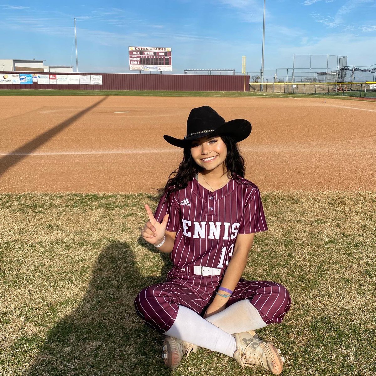 _valerieguzman_'s tweet photo. cowgirl at ❤️ https://t.co/AeEoNNFiZp