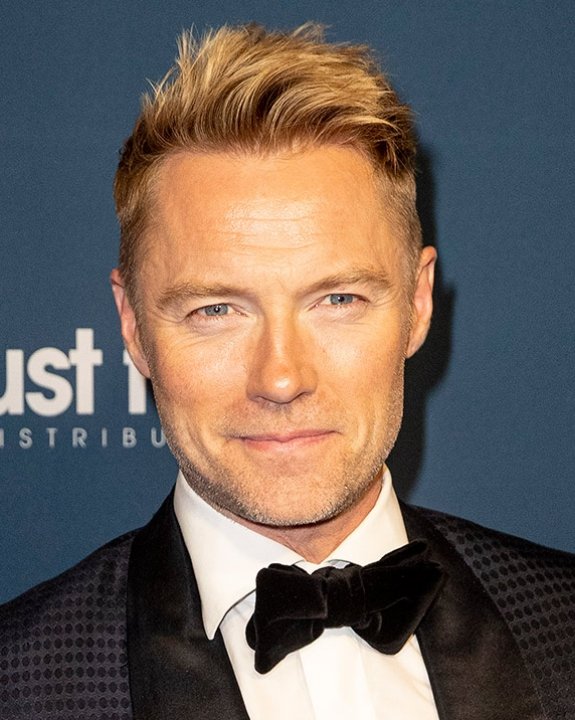 BoyzoneMemories's tweet photo. 🎈 Wishing Ronan Patrick John Keating A Very Happy 45th Birthday & A Wonderful Day Spent With Your Family & Friends! 🎈
😘❤️🎈🎉🎁🎂🍰🍾🥂 #RonanKeating #Boyzone #HappyBirthday #45Today @ronanofficial @boyzoneofficial https://t.co/lBlhZmHL1M