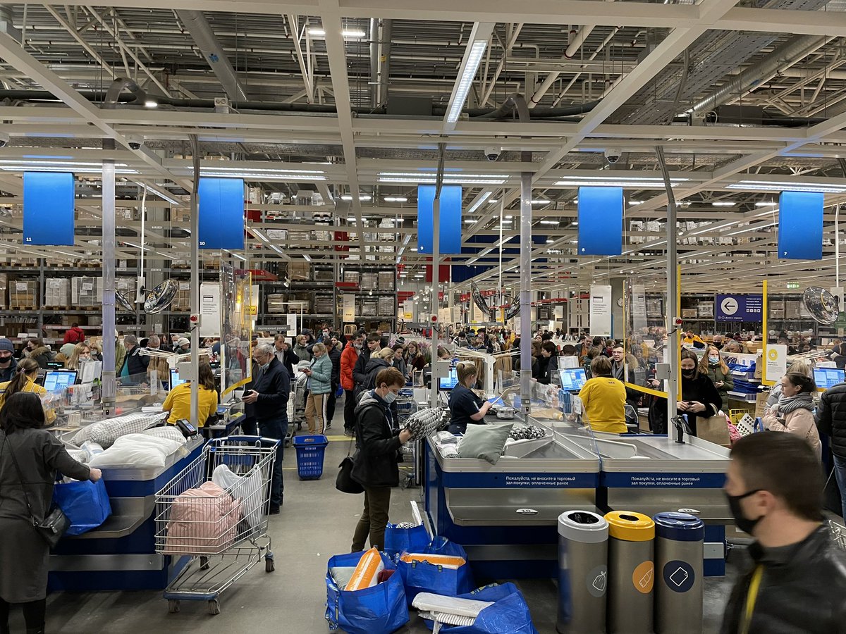 Репортаж из соцсетей: очереди в российской IKEA перед закрытием магазинов по всей стране