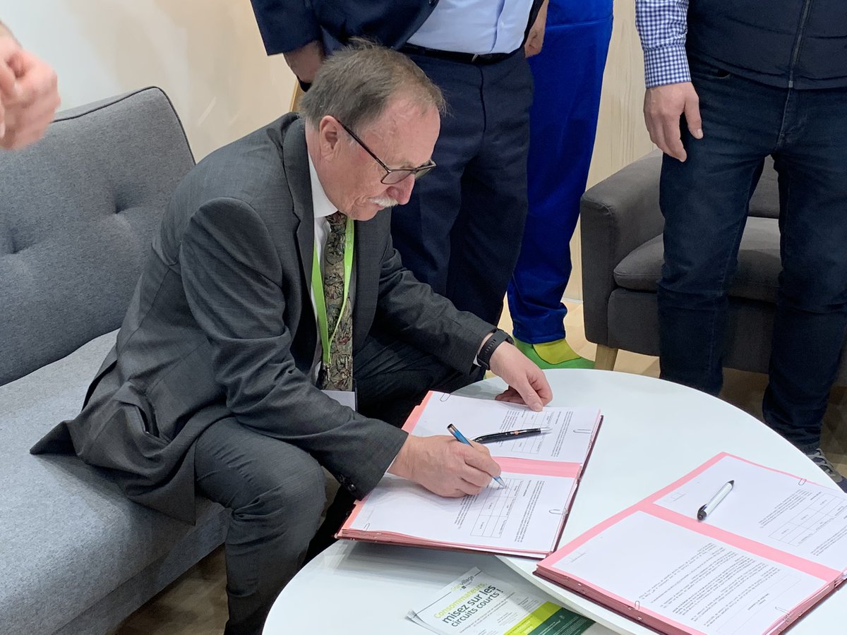 JeunesAgri's tweet photo. Renouvellement de la confiance de @GroupeGroupama en tant que partenaire premium des Terres de Jim pour l’édition 2022 qui aura lieu dans la Beauce ! En présence de Jean-Yves Dagès, @vandaele_sa, Groupama Paris Val de Loire et bien sûr @JimBataille #SIA2022 https://t.co/nCd10cusXR